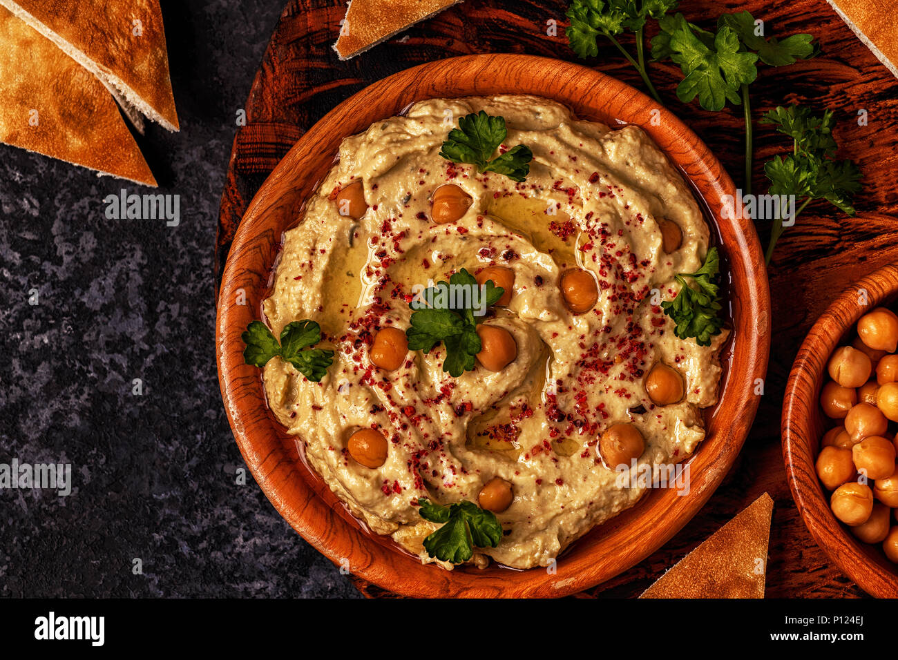 Klassische Hummus mit Petersilie auf die Platte und Fladenbrot. Stockfoto