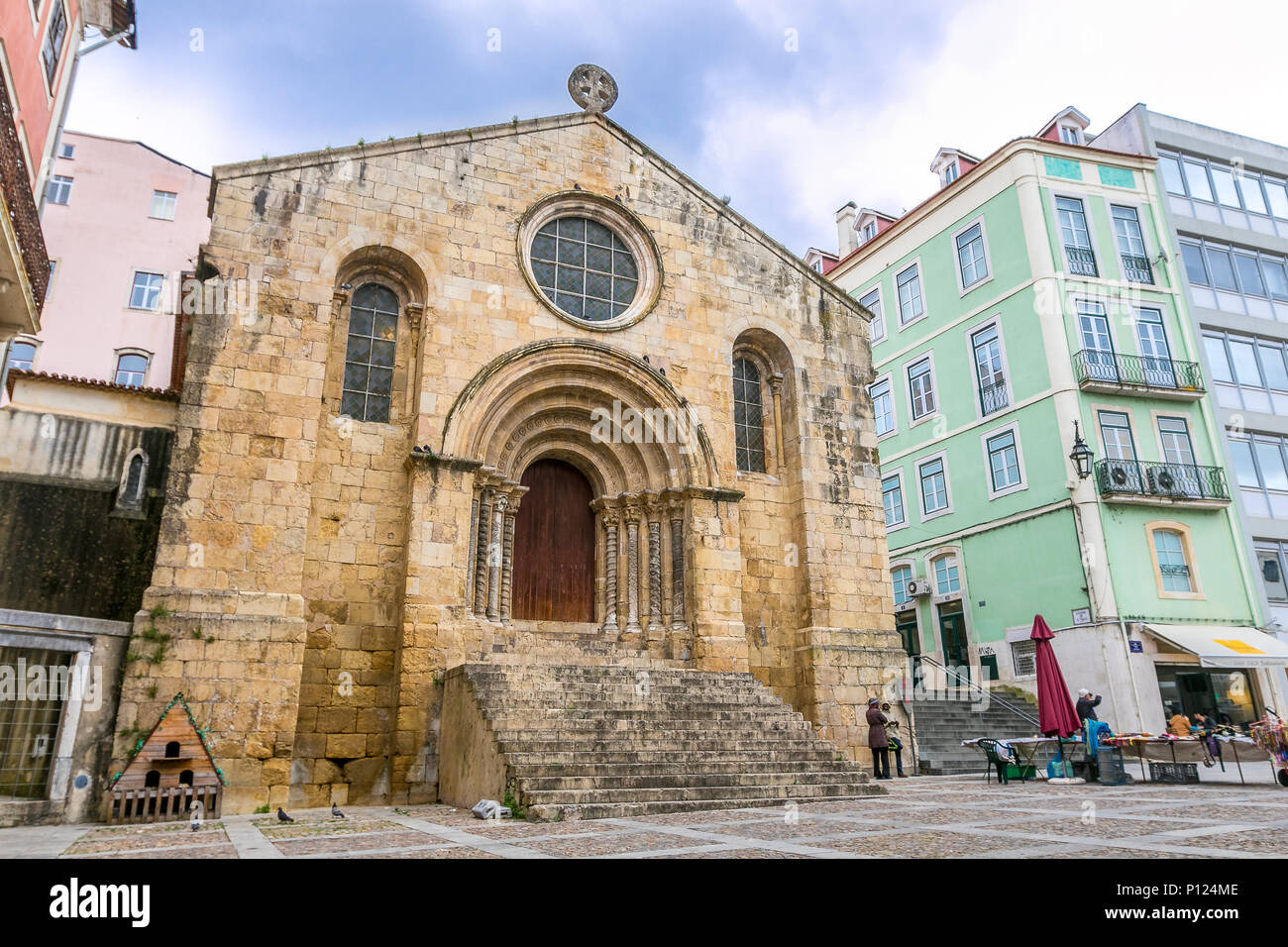 Die Kirche von Santiago in Coimbra, Portugal. Die Kirche ist ein schönes Beispiel für die romanische Stil des 12. Jahrhunderts. Stockfoto