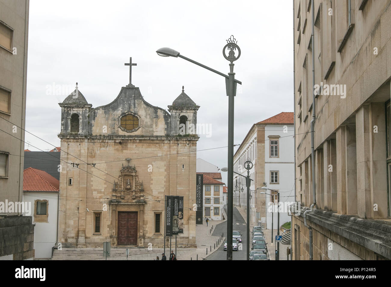 Die Kirche von Sao Joao de Almedina und das Museu Nacional de Machado de Castro in Coimbra, Portugal. Stockfoto