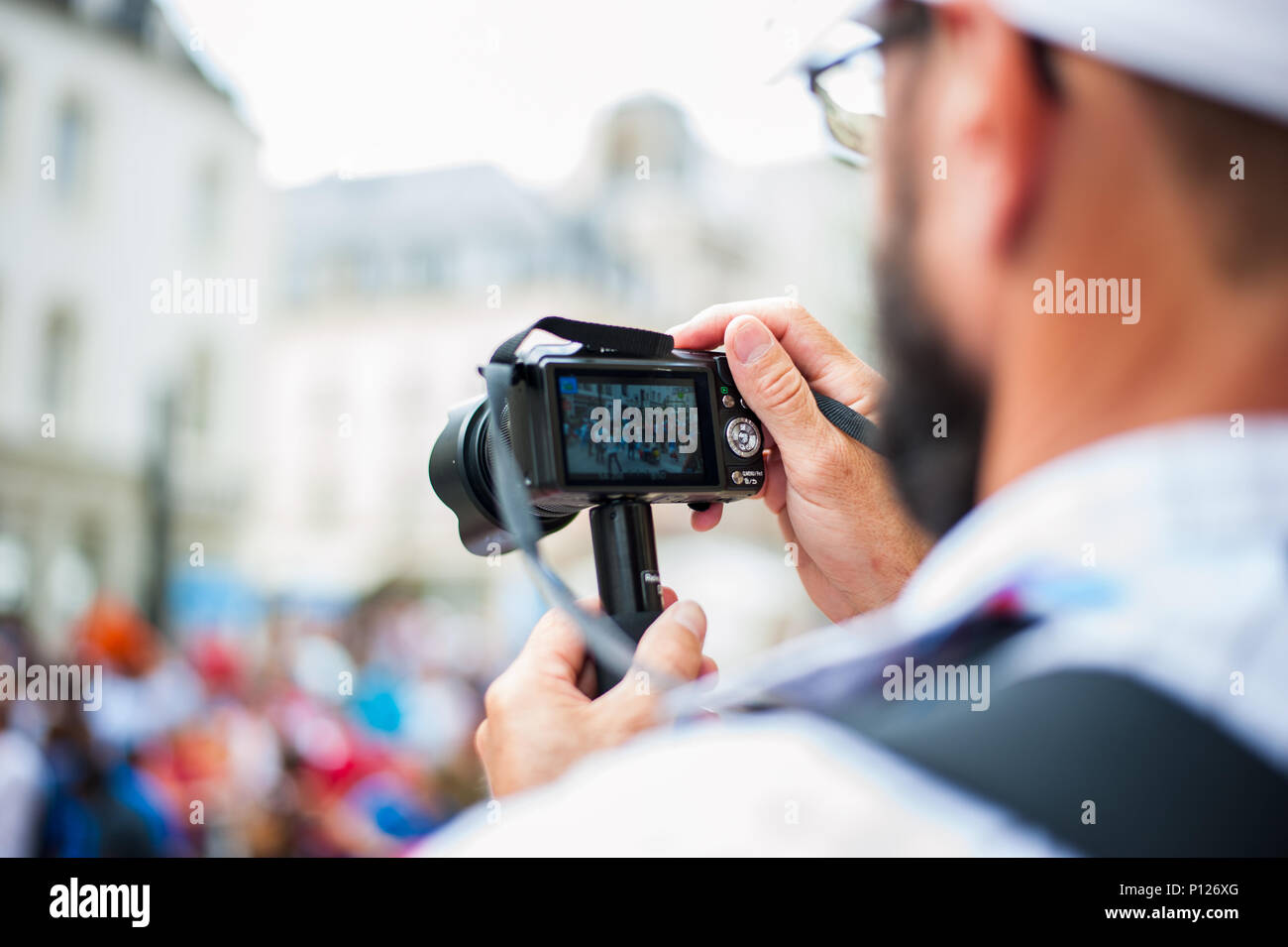 Athletische jugendlichen Boarder tun Akrobatik Show während des Wettbewerbs, Luxemburg Stockfoto