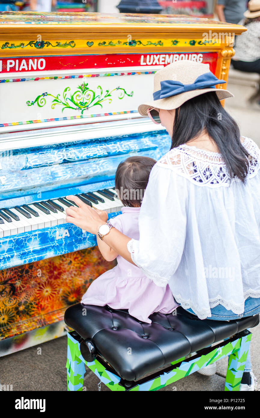 Asian Woman Playing Piano Stockfotos und -bilder Kaufen - Alamy