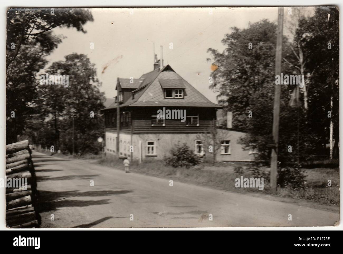 Die tschechoslowakische SOZIALISTISCHE REPUBLIK - um 1960 s: ein Vintage Foto zeigt Berghütte. Eine antike Schwarzweiß-Foto. Stockfoto