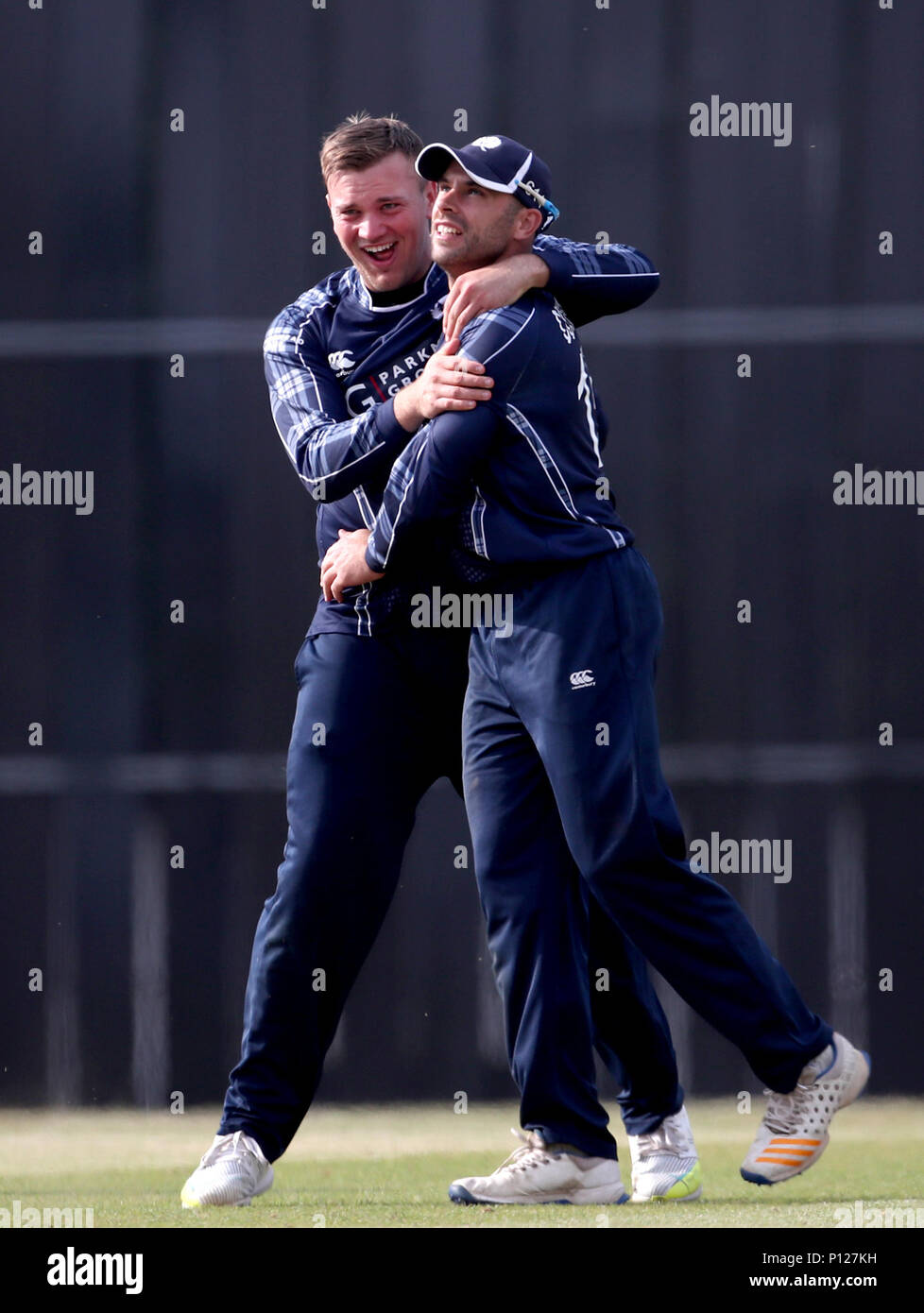 Schottland's Mark Watt (links) feiert mit Kyle Coetzer nach Coetzer aus England's Sam Billings während der Eines Tages International bei der Grange, Edinburgh gefangen. Stockfoto