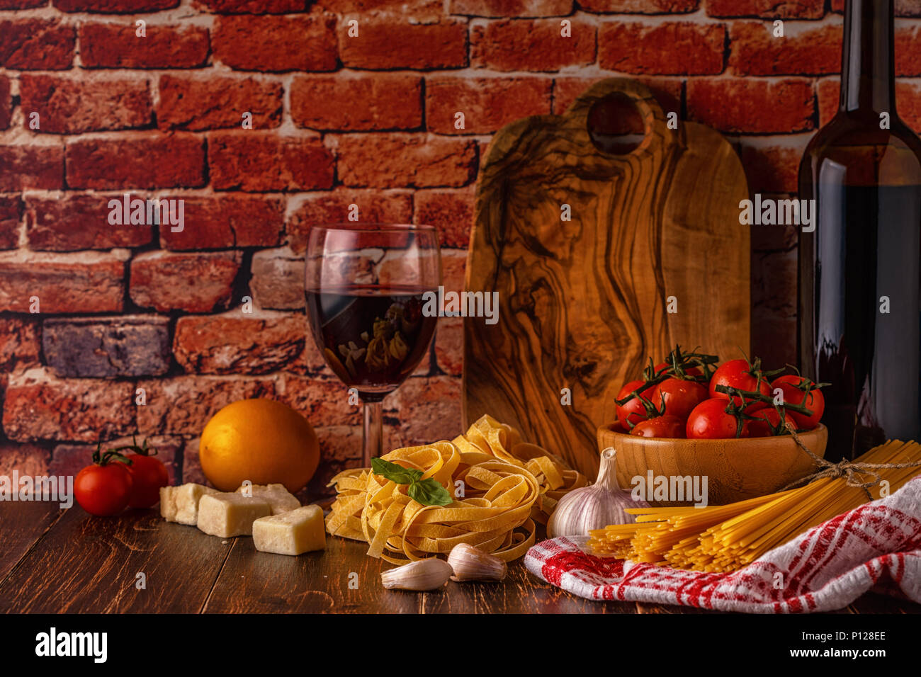 Produkte für Kochen, Pasta, Tomaten, Knoblauch, Olivenöl und Rotwein. Selektive konzentrieren. Stockfoto
