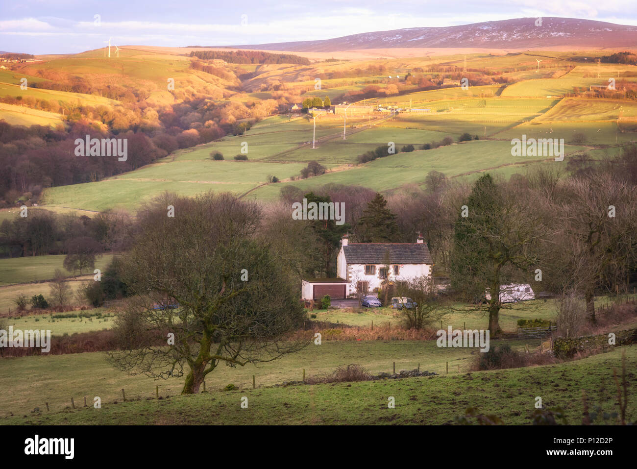 Malerischer Blick auf Downhill Landschaft und Windkraftanlagen über Hügel in Lancashire, England, Großbritannien Stockfoto