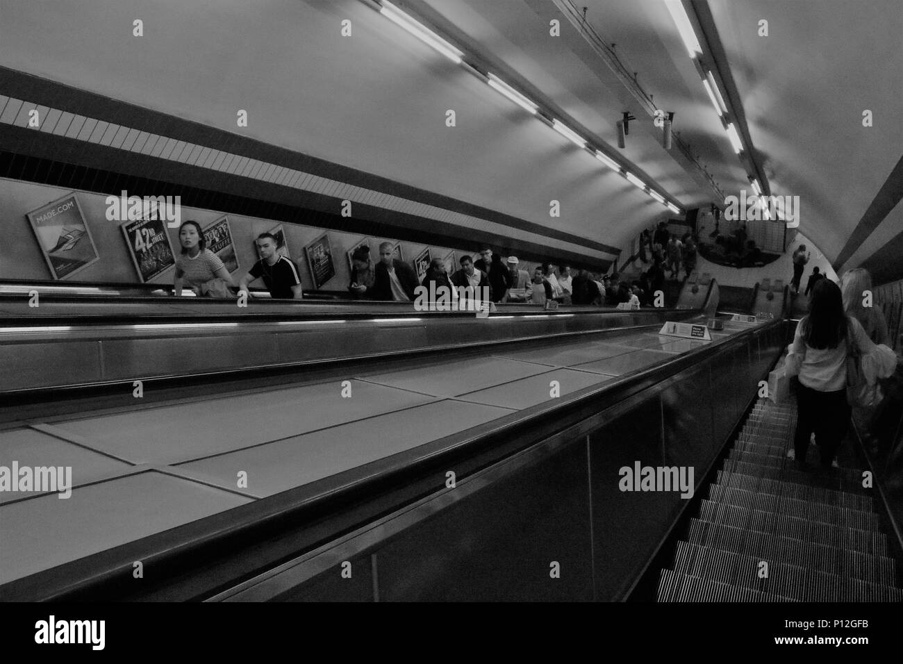 Schwarz-weiß Bild von Menschen auf Fahrtreppen in der Londoner U-Bahn, UK-Konzept/story Bild Stockfoto