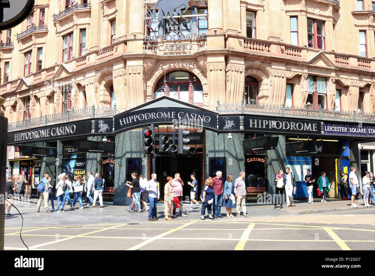 Hippodrom Casino, Leicester Square, London, UK, die Leute in der Sonne. Theater- und Tourismus. Stockfoto