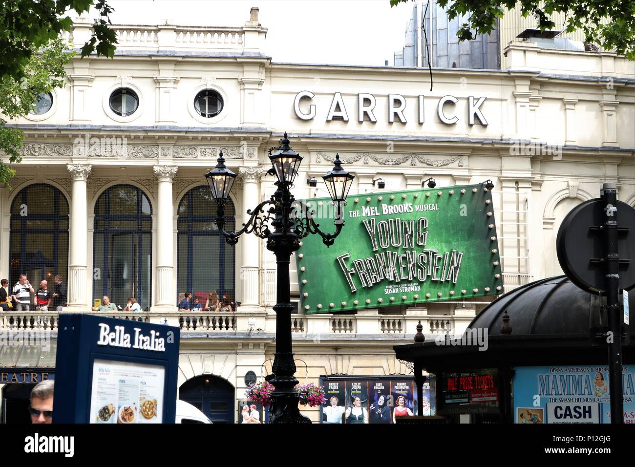 Das Garrick Theatre im West End, auf der Charing Cross Road, in der Stadt von Westminster, Großbritannien. Übersicht Young Frankenstein. Stockfoto