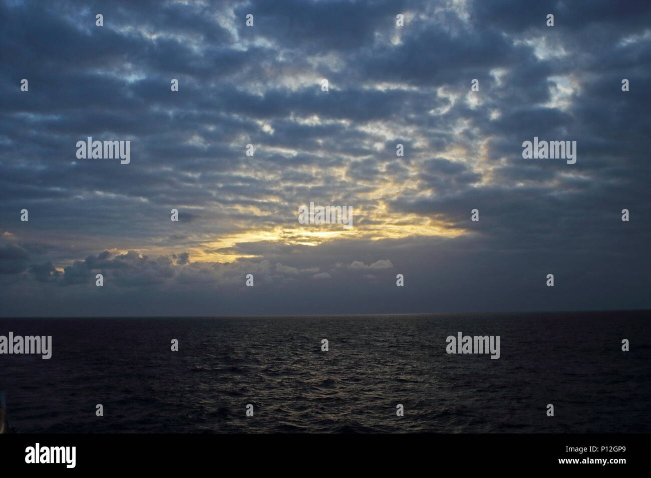 Die wolkenbildung über dem Ozean Atlantischen Ozean in der Nähe von Desertas Inseln, Madeira Mai Stockfoto