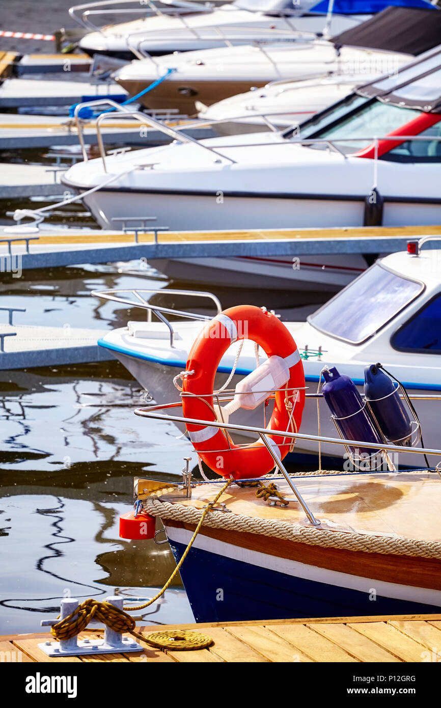 Marina mit angelegten Yachten und Motorboote, selektiven Fokus. Stockfoto