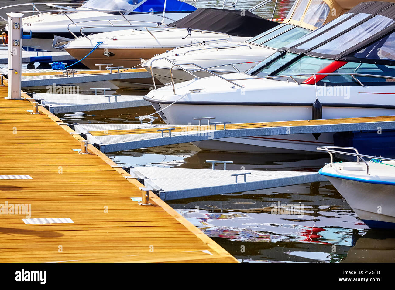 Marina mit angelegten Yachten und Motorboote, selektiven Fokus. Stockfoto