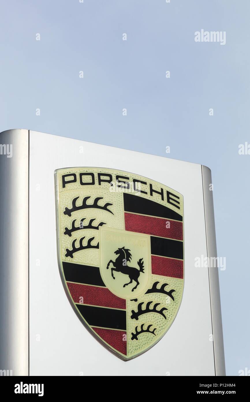 Risskov, Dänemark - 10 September 2015: Porsche Logo vor einem Autohaus. Porsche ist ein deutscher Automobilhersteller Stockfoto