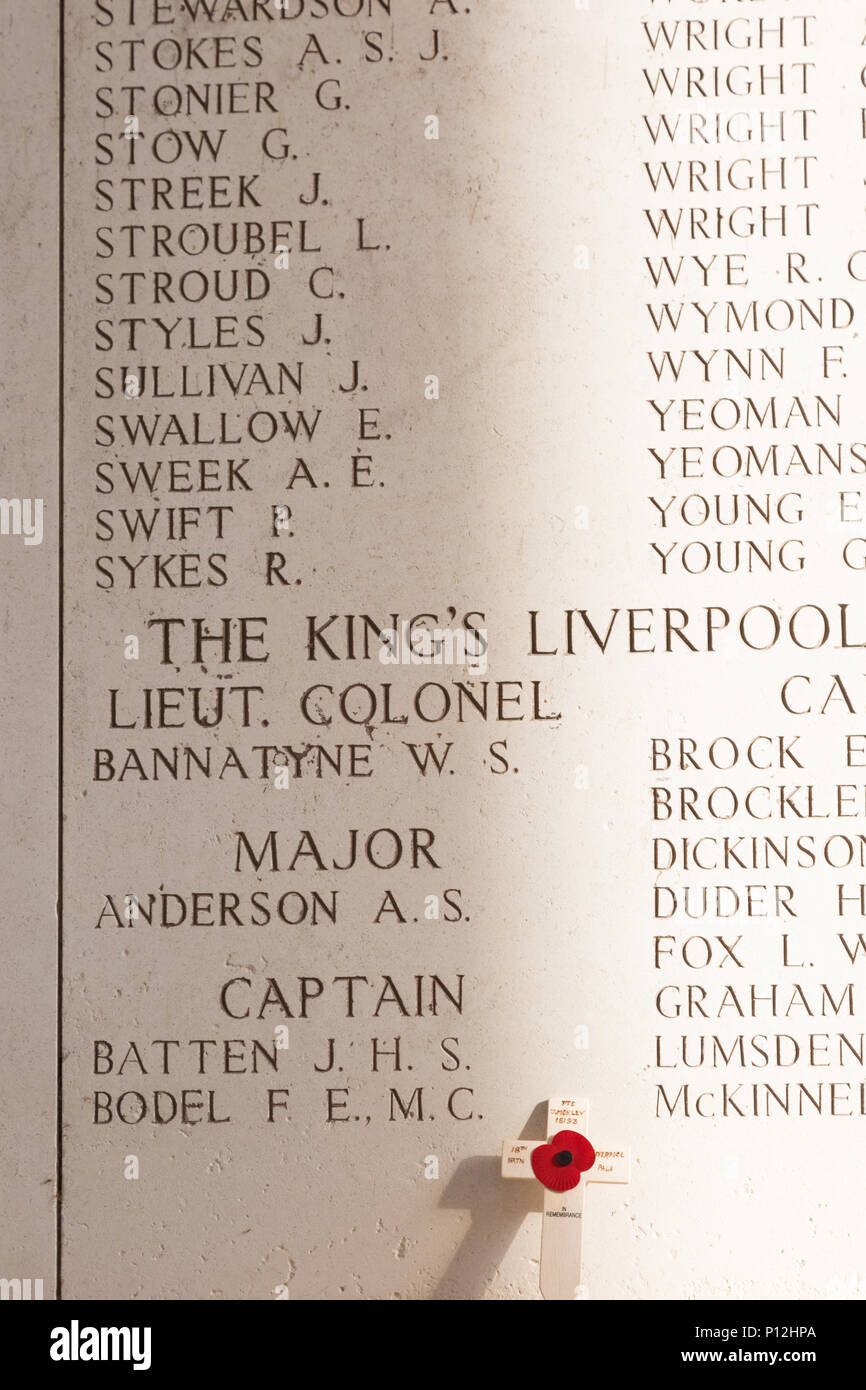 Die Namen der Kriegstoten auf den Wänden der Menin Gate Memorial, Ypern, Belgien Stockfoto
