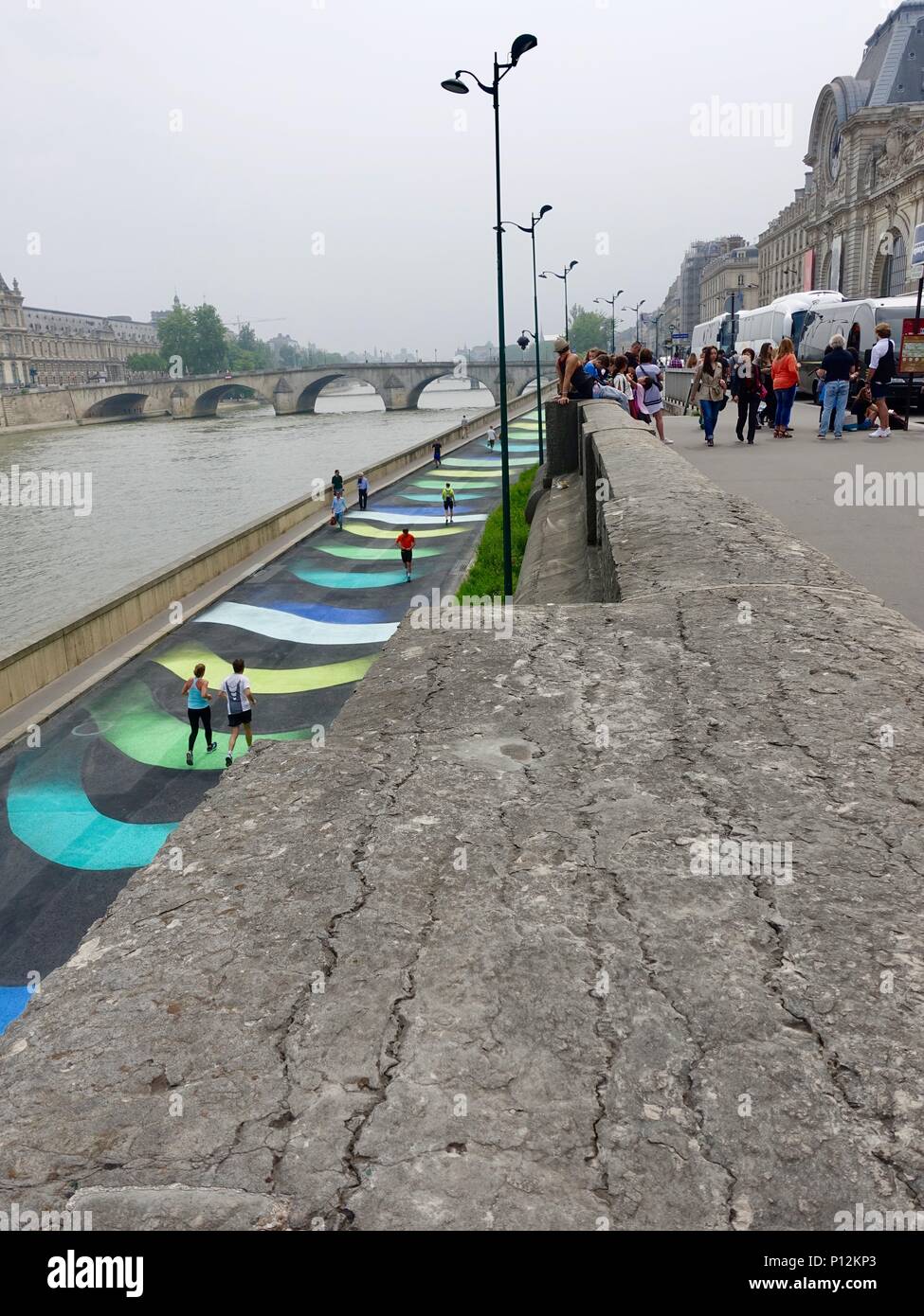 Läufer Kreuz eine Kunst Anzeige malte auf der Rampe hinunter zum Berges de am linken Ufer der Seine, Paris, Frankreich Stockfoto