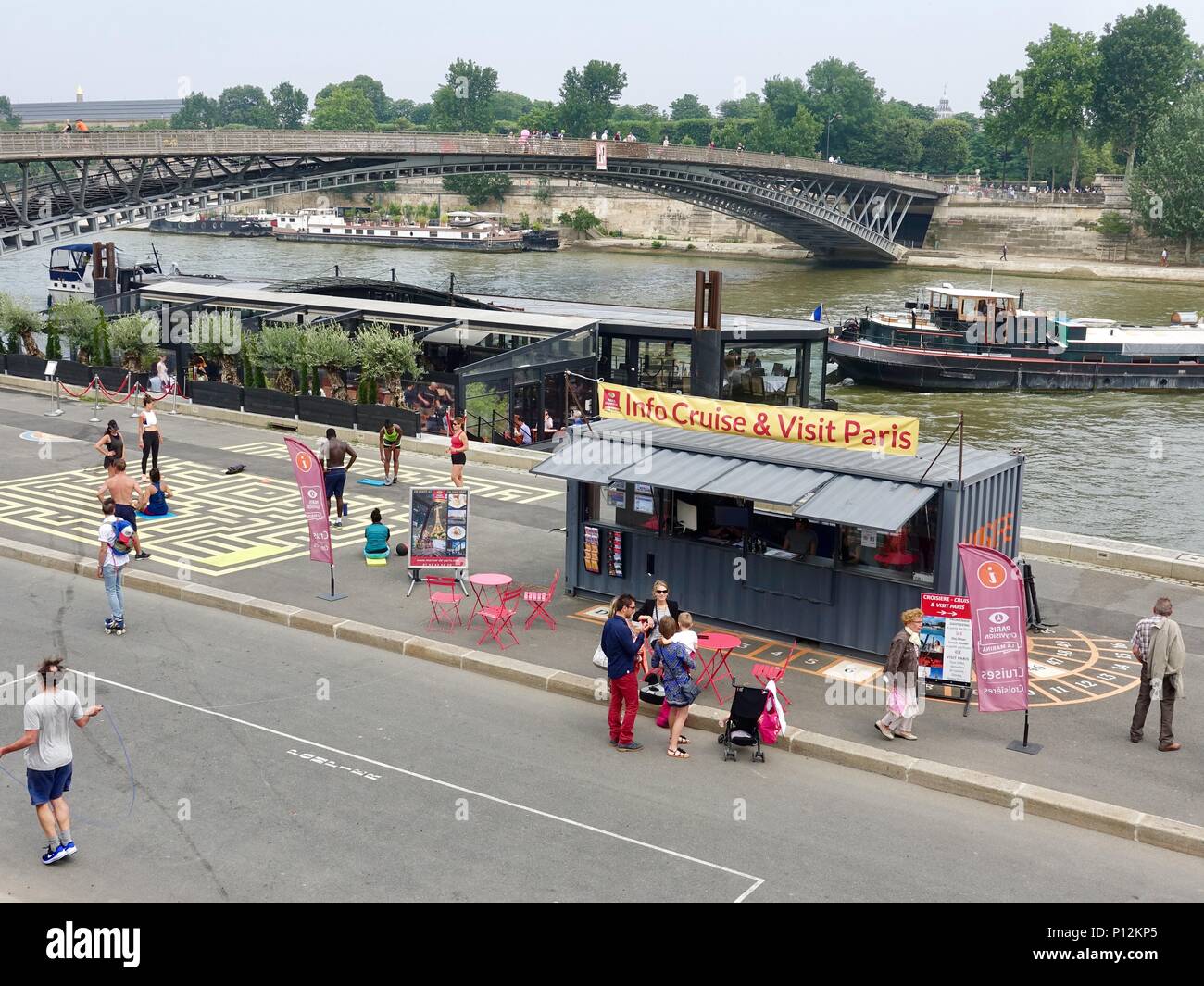 Leute, die aktiv am linken Ufer auf der Berges de Seine Park, Paris, Frankreich Stockfoto