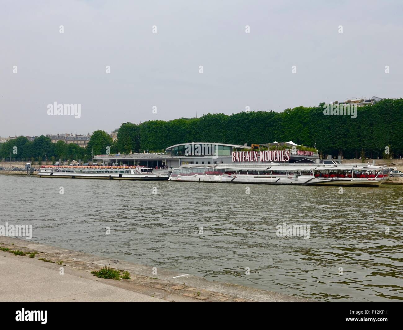 Angedockt Bateaux Mouches Boote und Terminal entlang Port de la Conférence quai auf der Seine, Paris, Frankreich Stockfoto