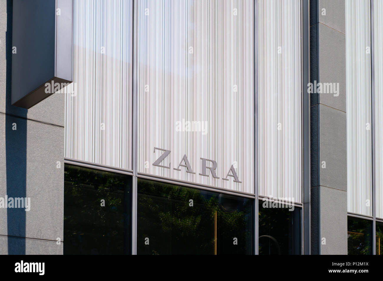 Berlin, Deutschland - Juni 09, 2018: Das Logo/Marke Zara am shop Fassade Fassade in Berlin, Deutschland. Zara ist eine spanische Mode, Kleidung und Stockfoto
