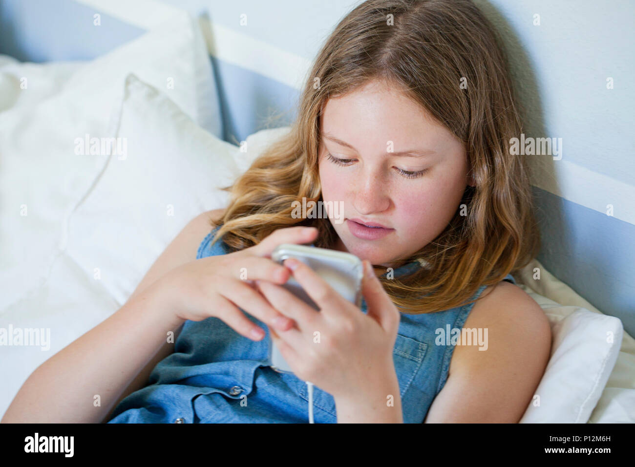 12-jährige Mädchen mit iPhone Handy Stockfoto