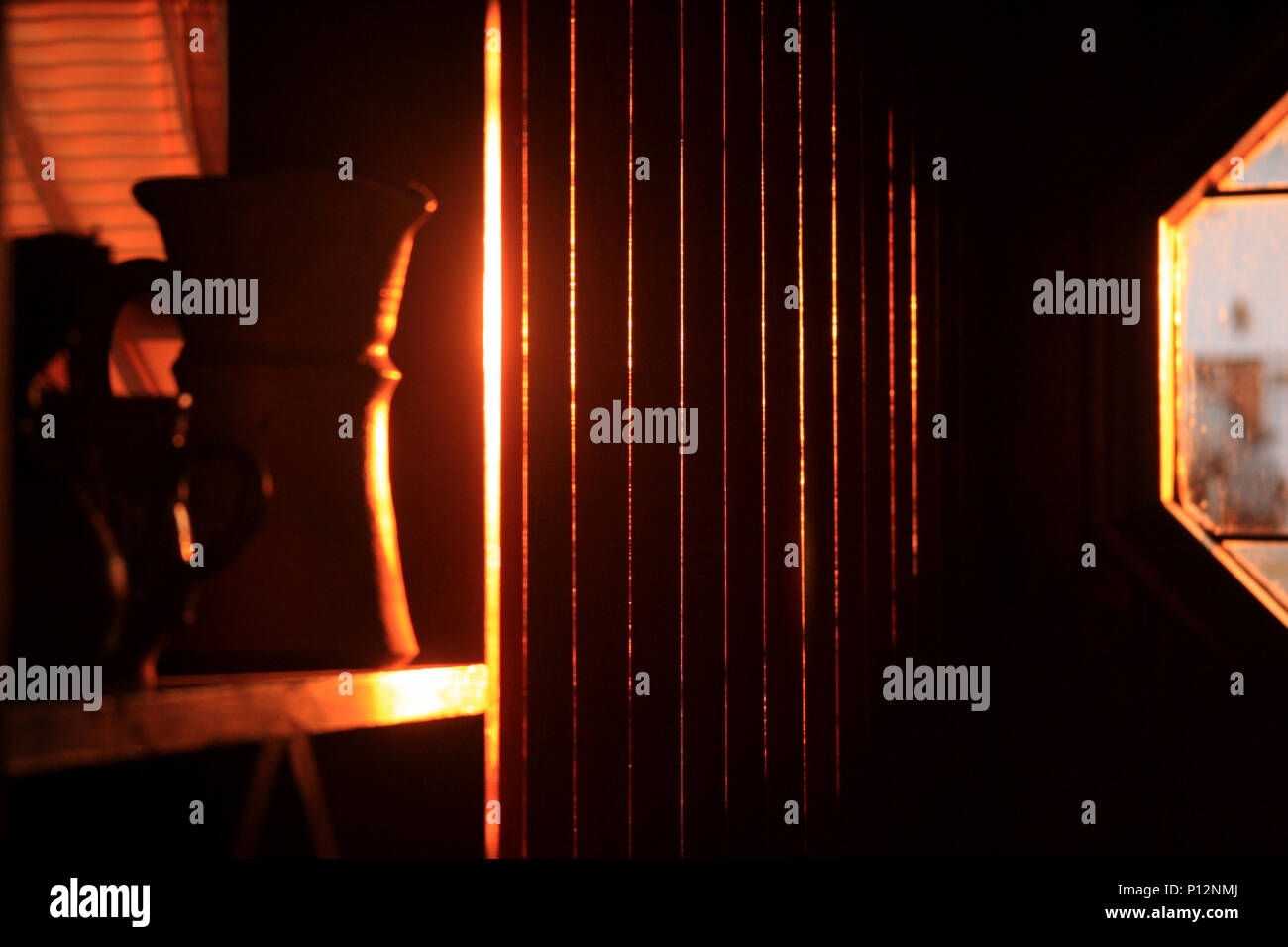 Holz- Raumteiler im Sonnenuntergang gesehen Stockfoto