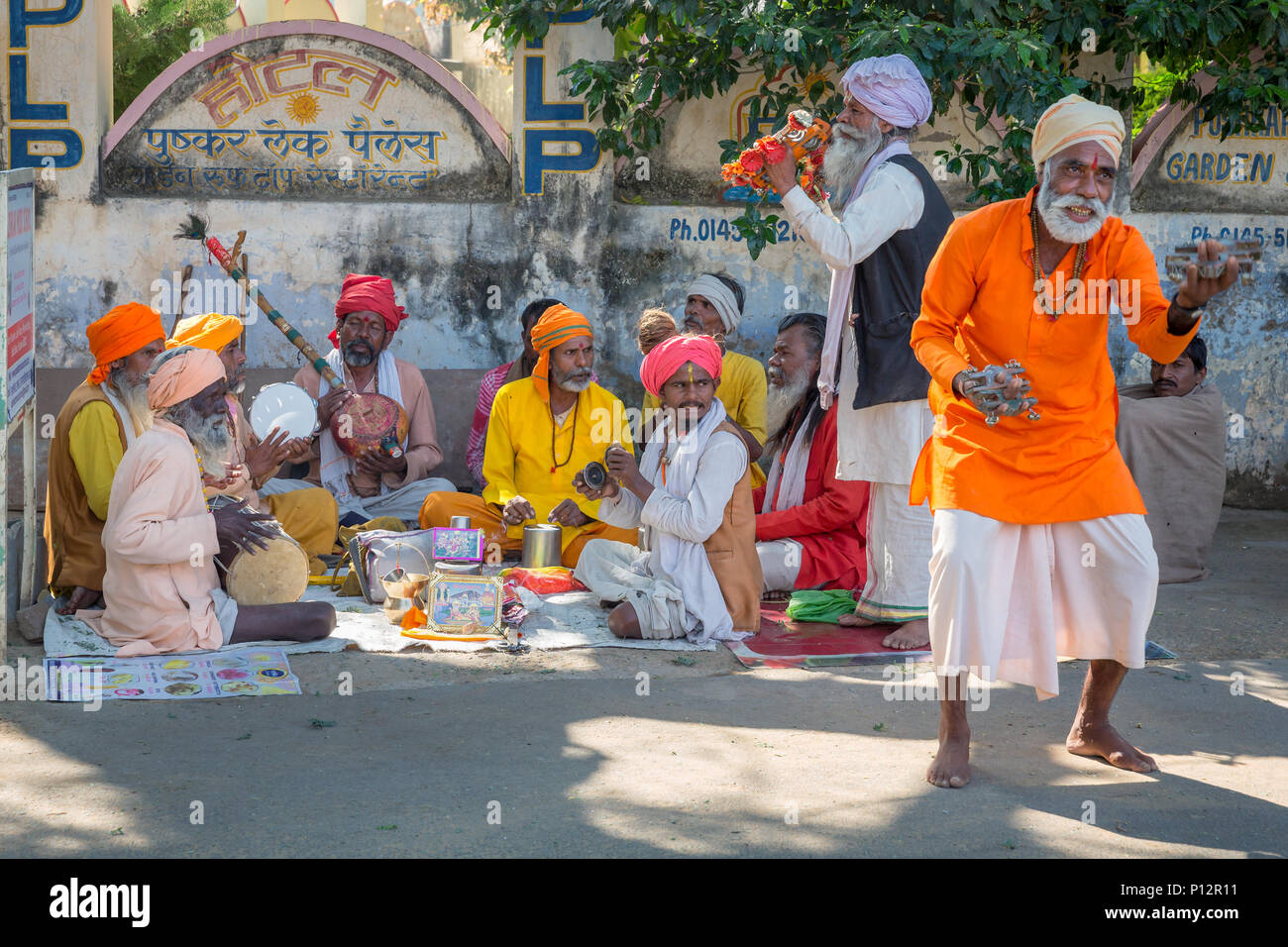 Sadhus spielen und singen in der Straße, Pushkar, Rajasthan, Indien Stockfoto