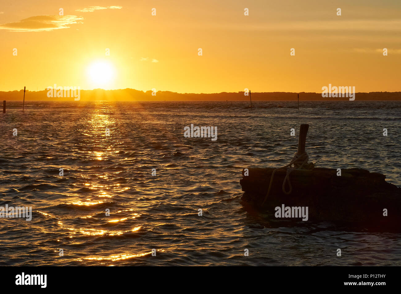 Traditionelle Verankerung Poller bei Sonnenuntergang am Eingang des Estany des Peix Lagune in Ses Salines Naturpark (Formentera, Balearen, Spanien) Stockfoto