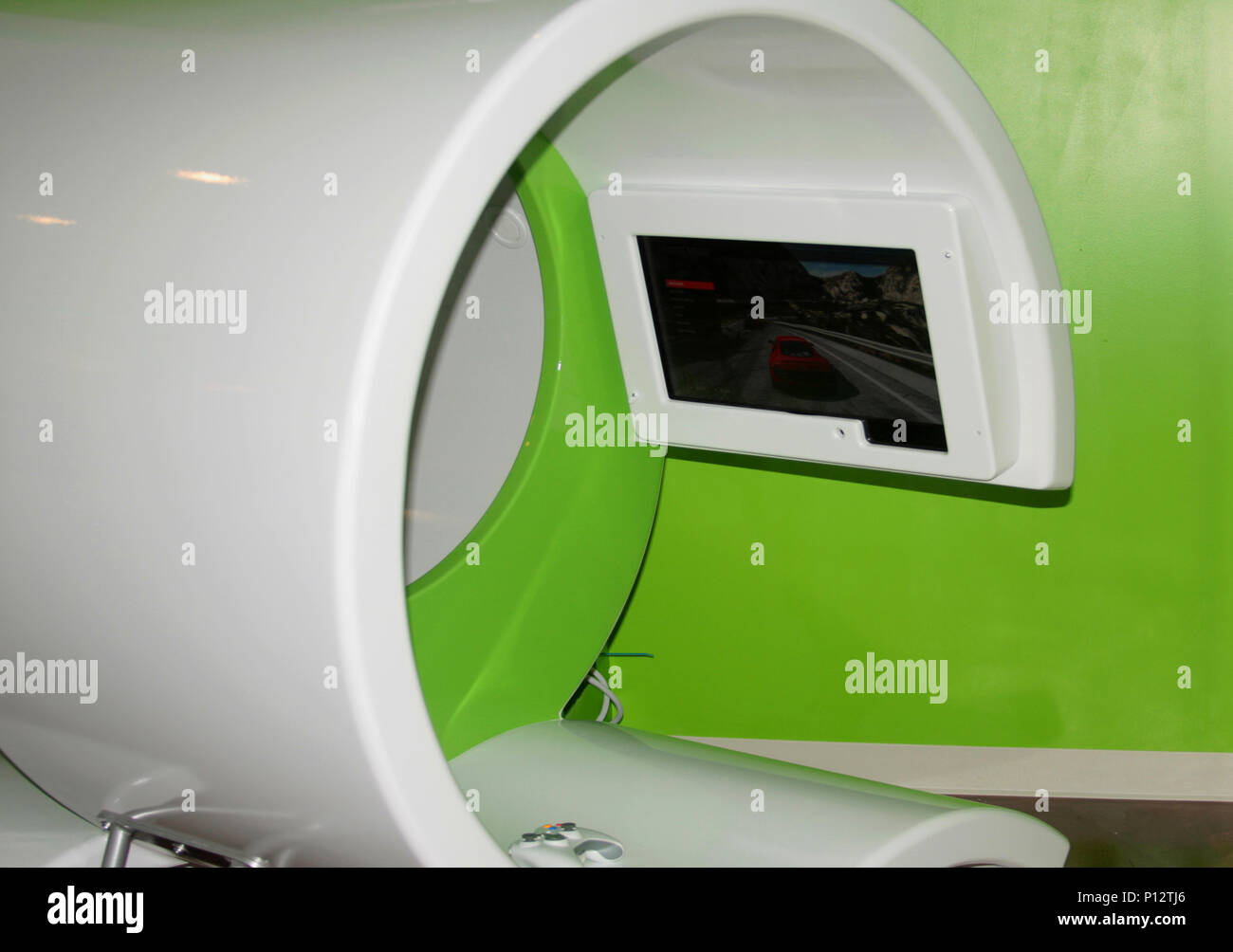Gaming Gerät, mit Sitz, digitales Display und Controller Stockfoto