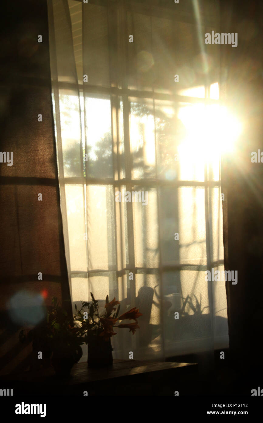 Die hellen Sonnenstrahlen durch das Fenster gesehen Stockfotografie - Alamy