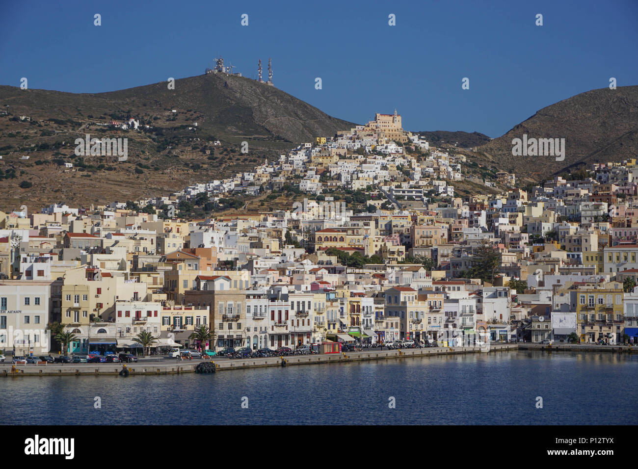 Ano Syros, Syros, Griechenland: Satellitenschüssel Türme und die Katholische Kathedrale von Saint George auf den Hügeln von Ano Syros, an der Ägäischen Insel Syros. Stockfoto