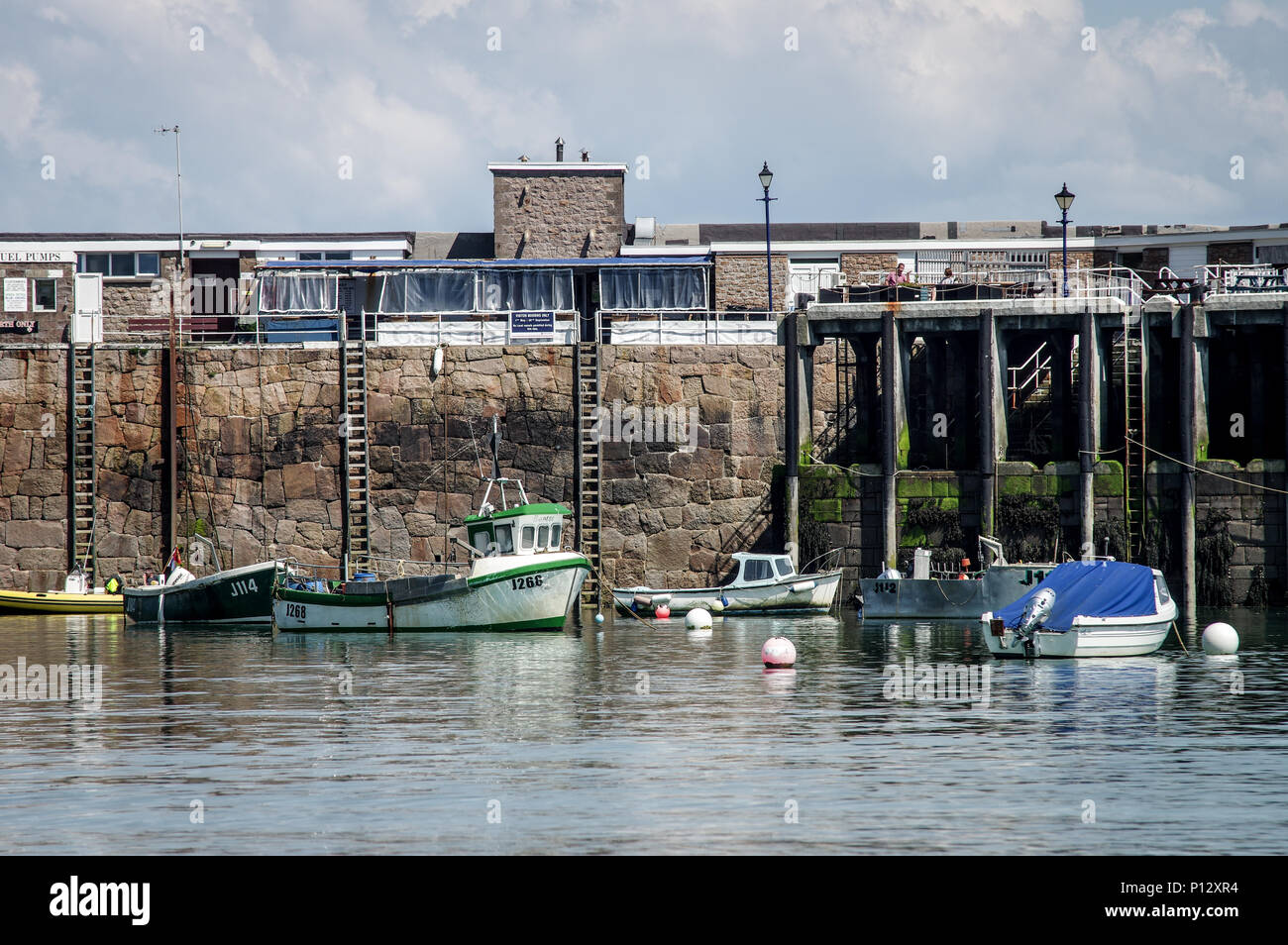 Boote von der malerischen Gorey Pier in Jersey, Channel Islands günstig Stockfoto