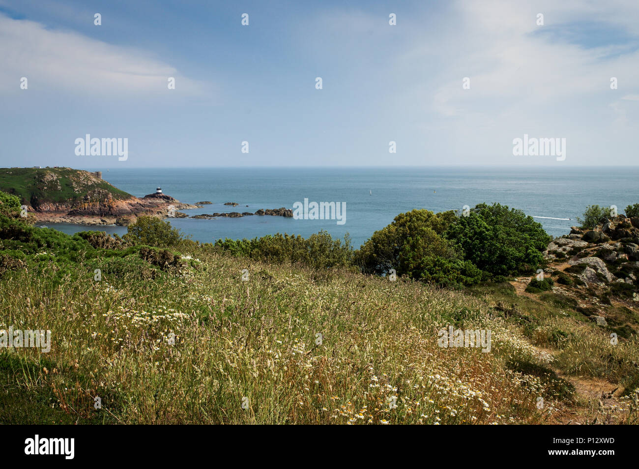 Anzeigen von Portelet Bay und die schwarzen und weißen Marine Peilstand 1 Turm von Portelet Common-Jersey, Channel Islands Stockfoto