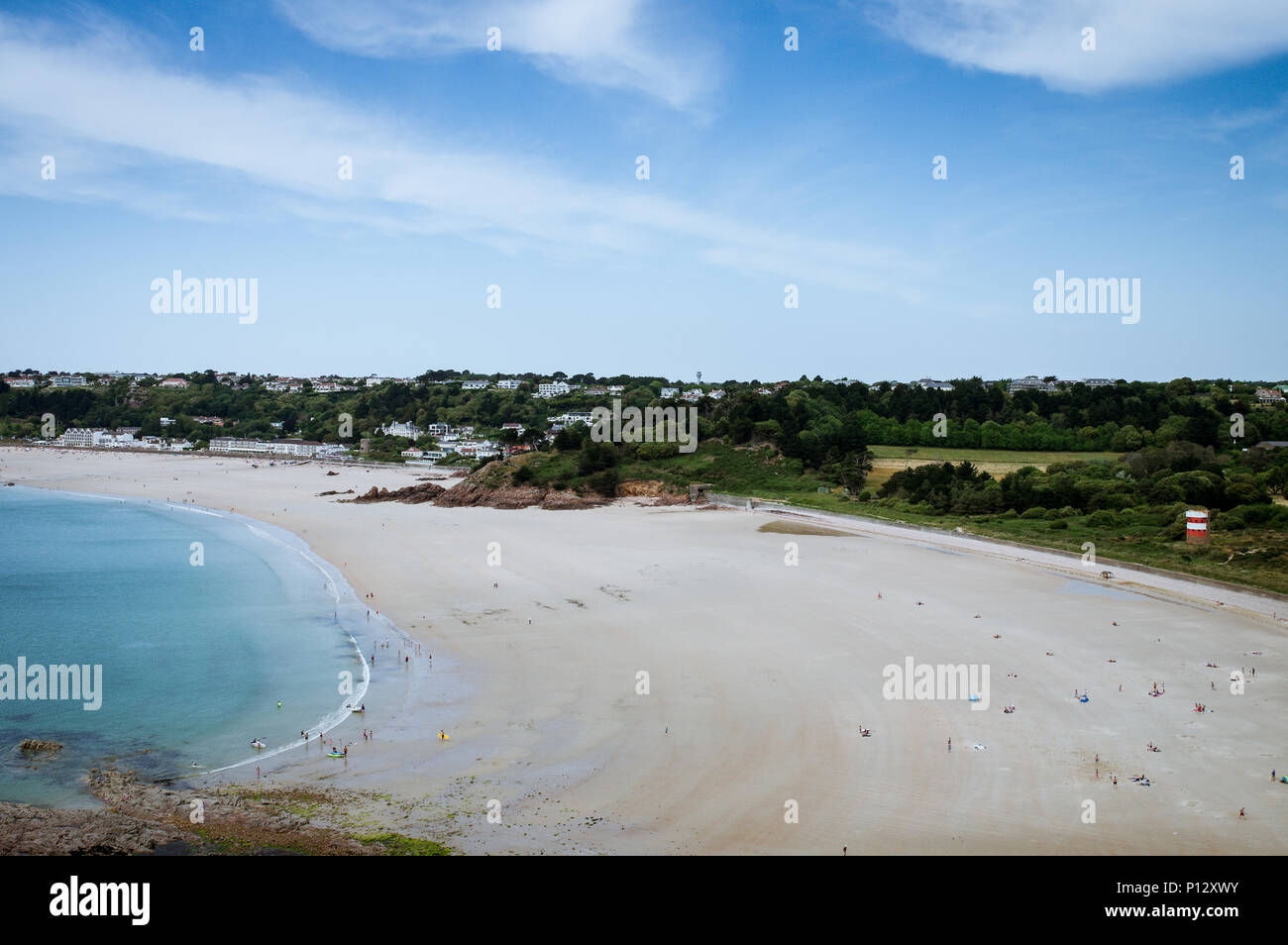 Ziemlich Ouaisne Bay mit seinen breiten Sandstrand in Jesrey, Channel Islands Stockfoto