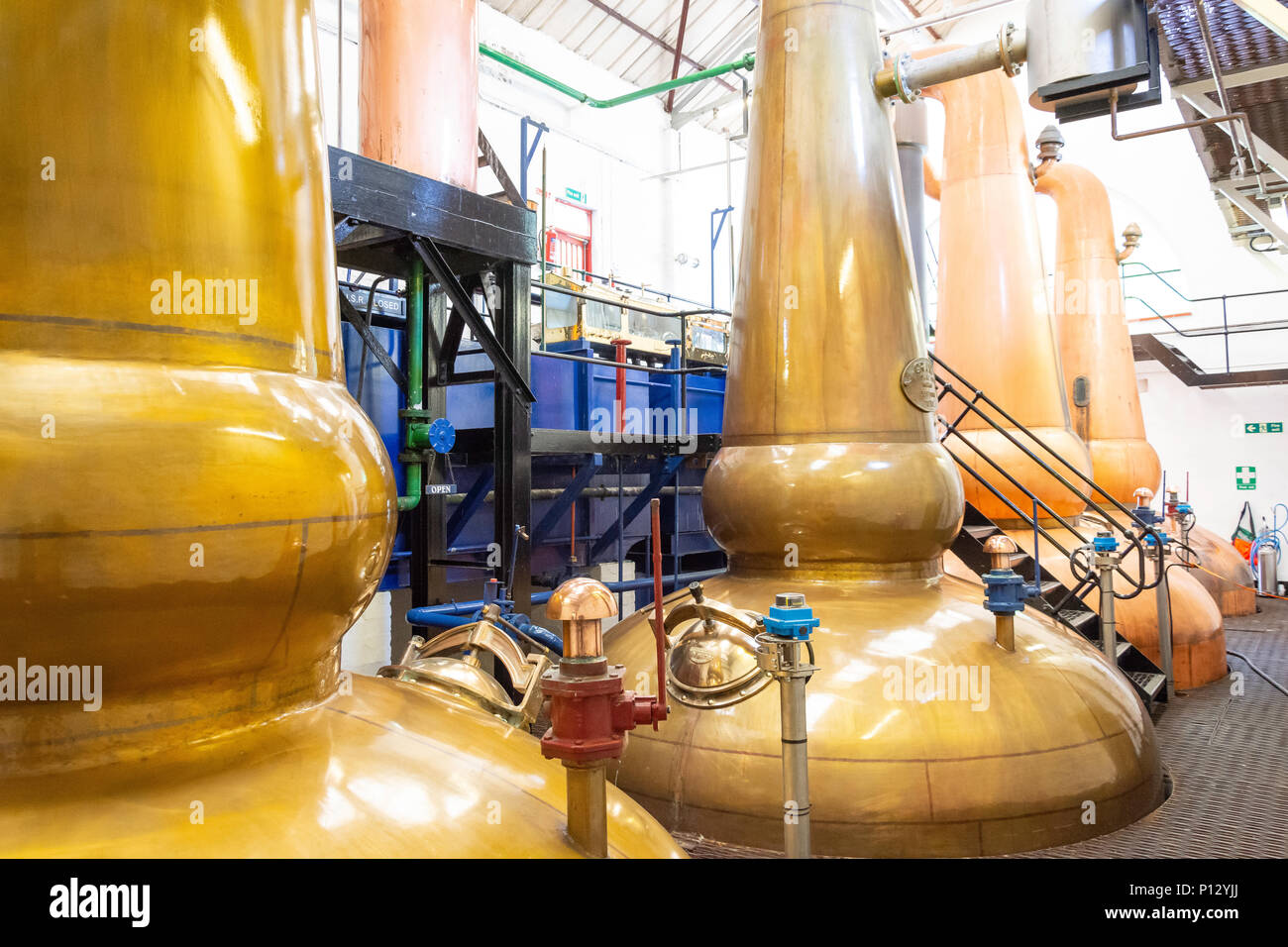 Kupfer sprit Standbilder mit Tobermory Whisky Distillery, Tobermory, Isle of Bute, Innere Hebriden, Argyll und Bute, Schottland, Vereinigtes Königreich Stockfoto
