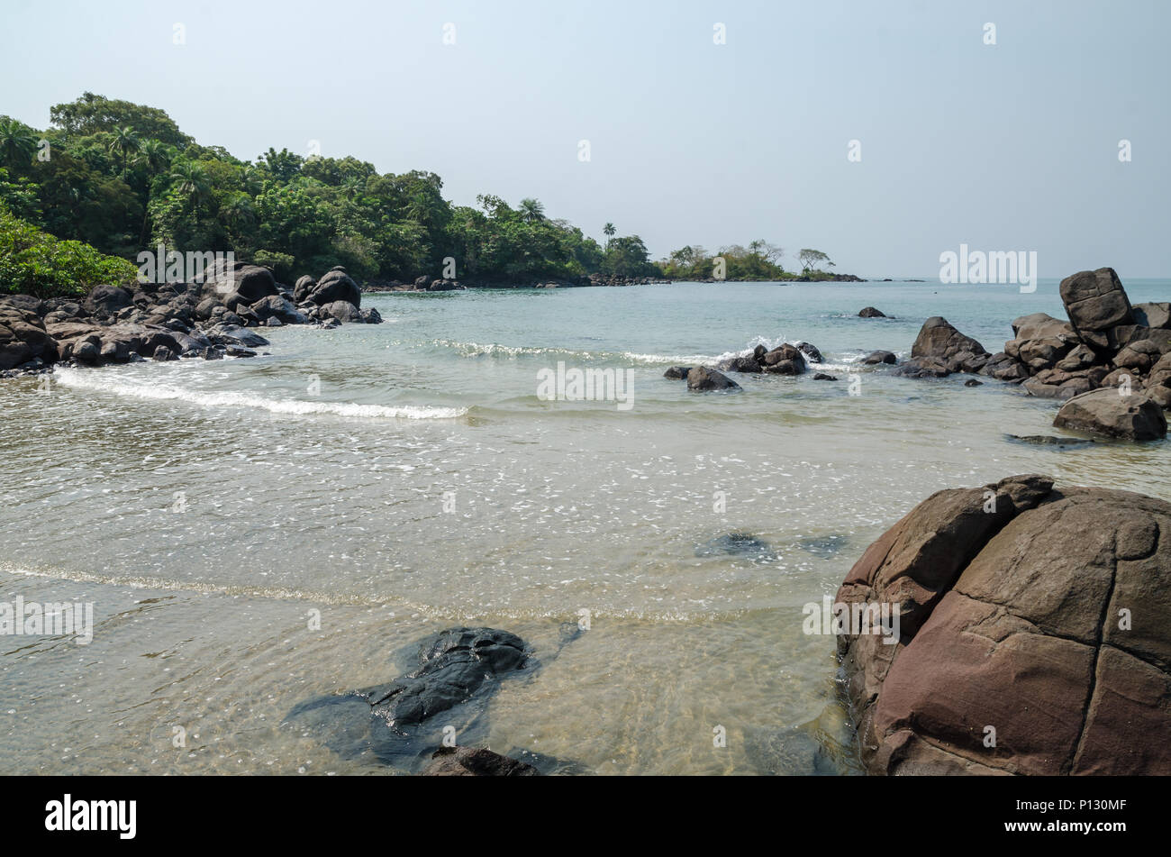 Schwarz Johnson Strand in Sierra Leone, Afrika mit ruhigem Meer, ropcks und verlassenen Strand Stockfoto
