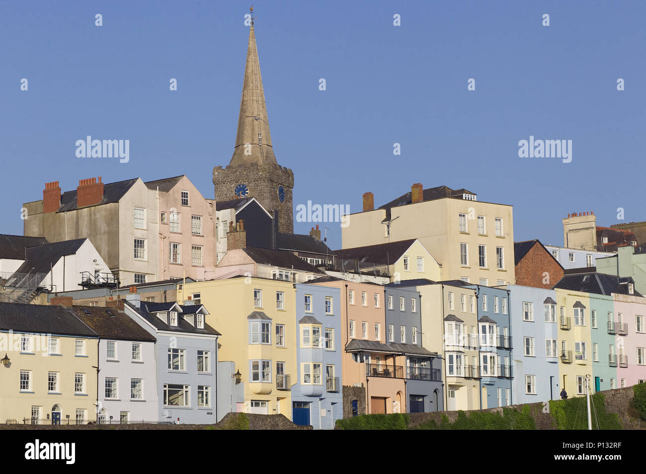 Historische coulred Wohnungen am Meer im Hafen von Tenby Stockfoto