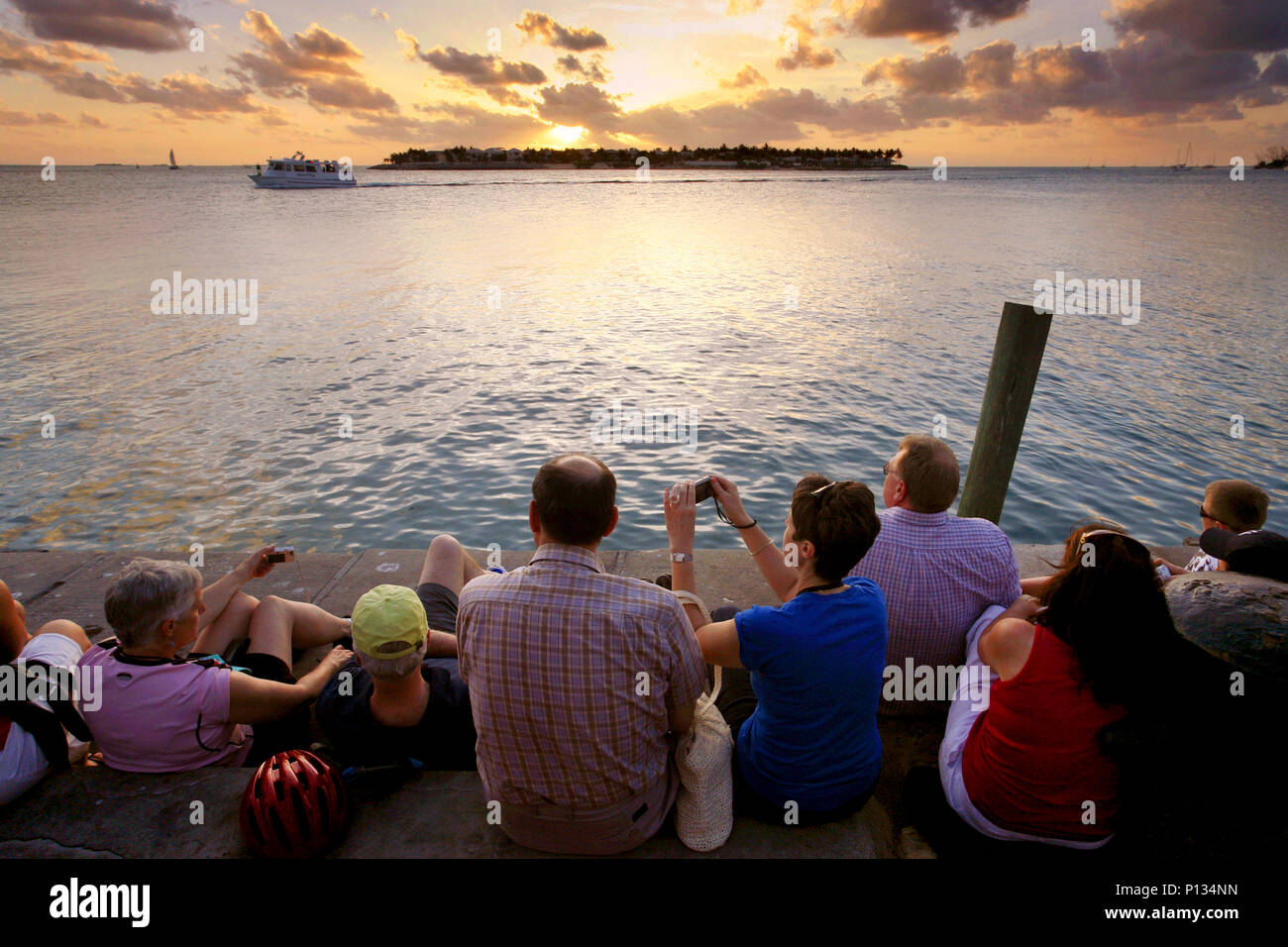 Gerade die Sonne unten gehen, Mallory Square, Key West, Florida, USA Stockfoto