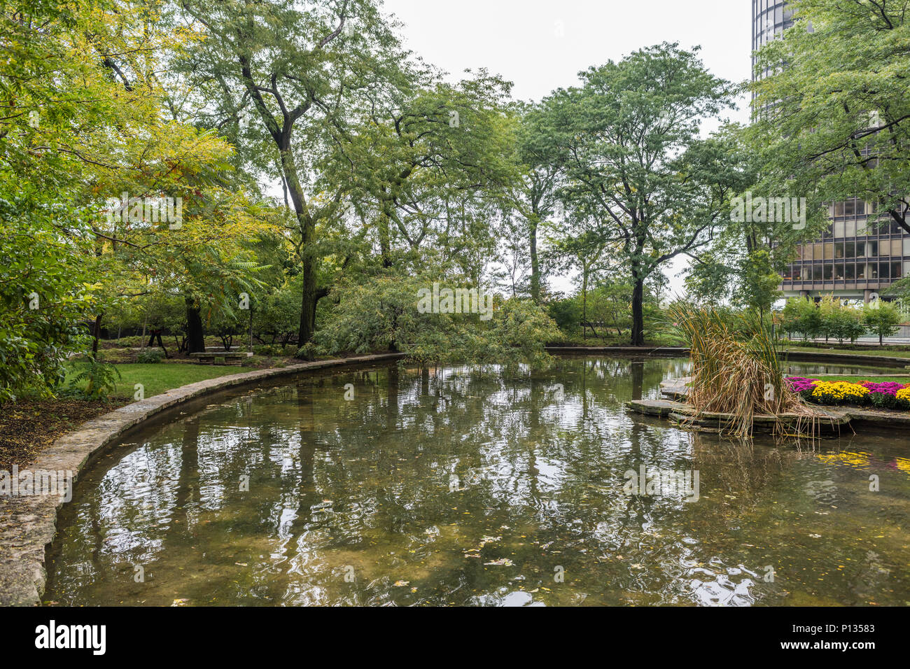 Park und Garten neben Lake Point Tower in der Innenstadt von Chicago Stockfoto