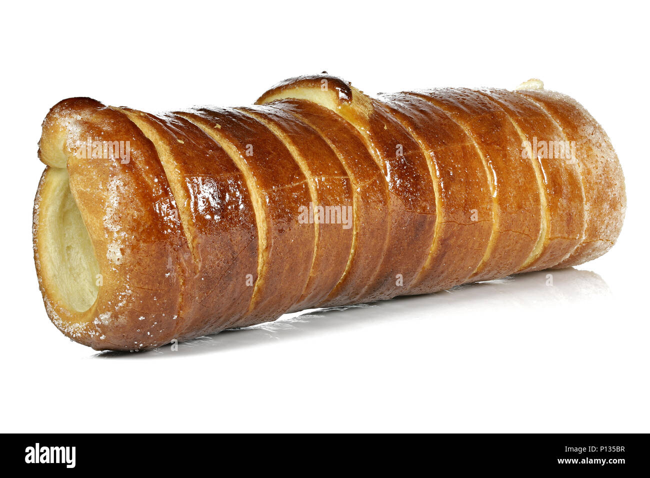 Baumstriezel (Spucke Kuchen) auf weißem Hintergrund Stockfoto