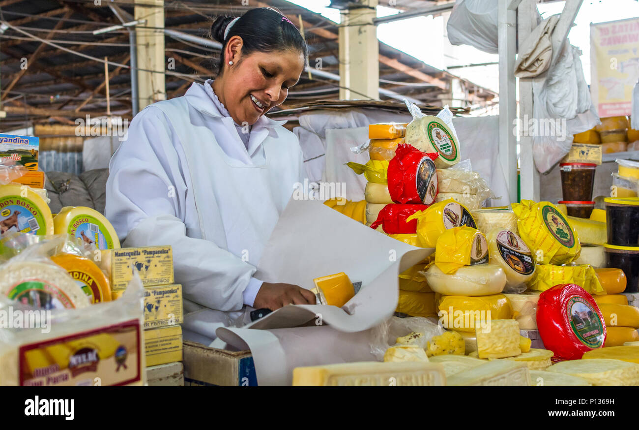 Lokale peruanische Frau Käse Hersteller im Mercado Central de San Pedro, San Pedro, Cusco, Cuzco. Peru Südamerika. Stockfoto