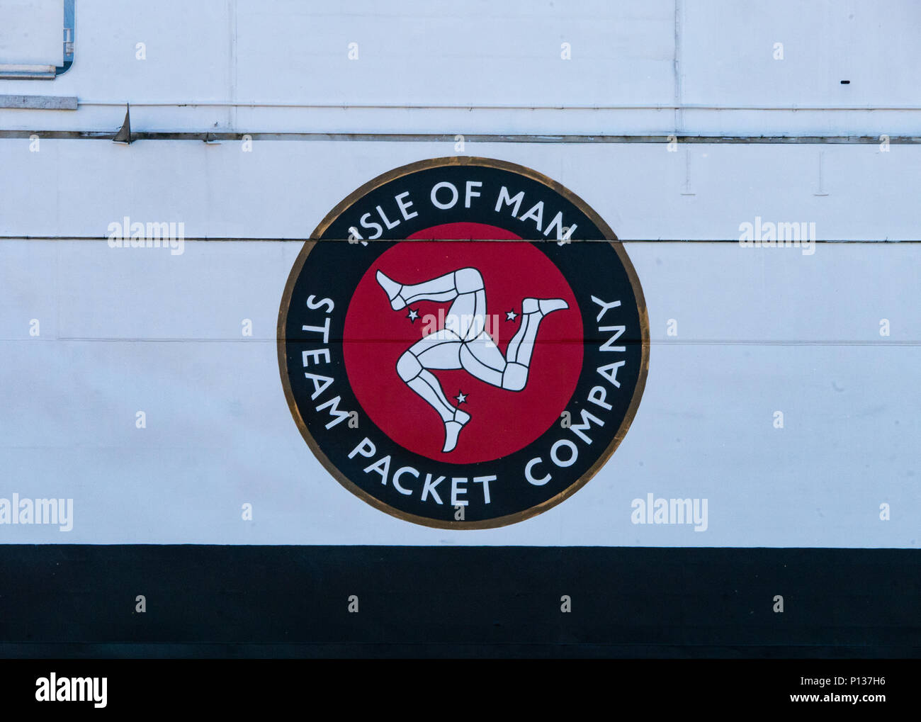 Logo der Isle of Man Steam Packet Company an der Seite ihrer Katamaran Fähre Manannan Stockfoto