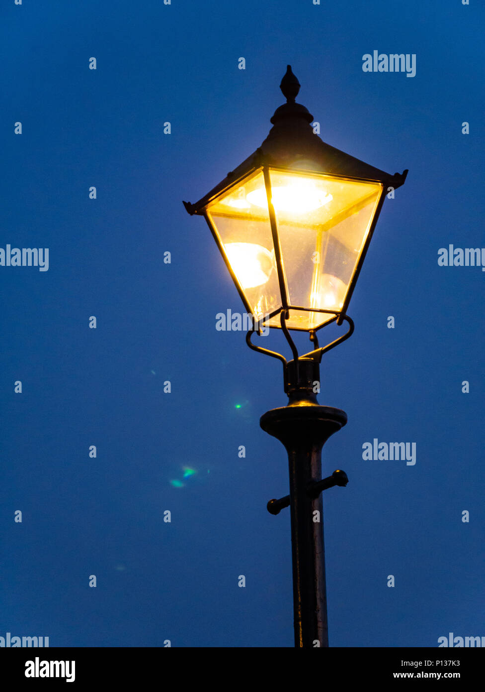 Alte Gas street lamp (zu elektrischen umgewandelt), Liverpool, Großbritannien Stockfoto