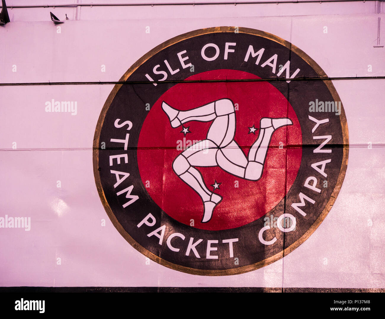 Logo der Isle of Man Steam Packet Company an der Seite ihrer Katamaran Fähre Manannan Stockfoto