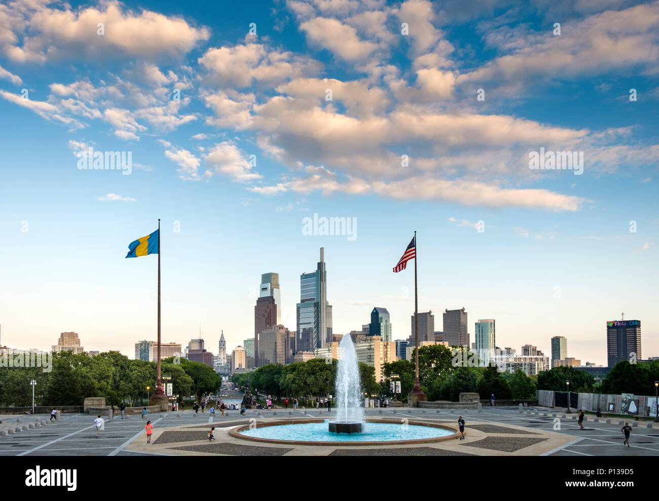 Philadelphia Skyline und Ben Franklin Parkway von Philadelphia Museum der Kunst bei Sonnenuntergang, Philadephia, Pennsylvania, USA Stockfoto