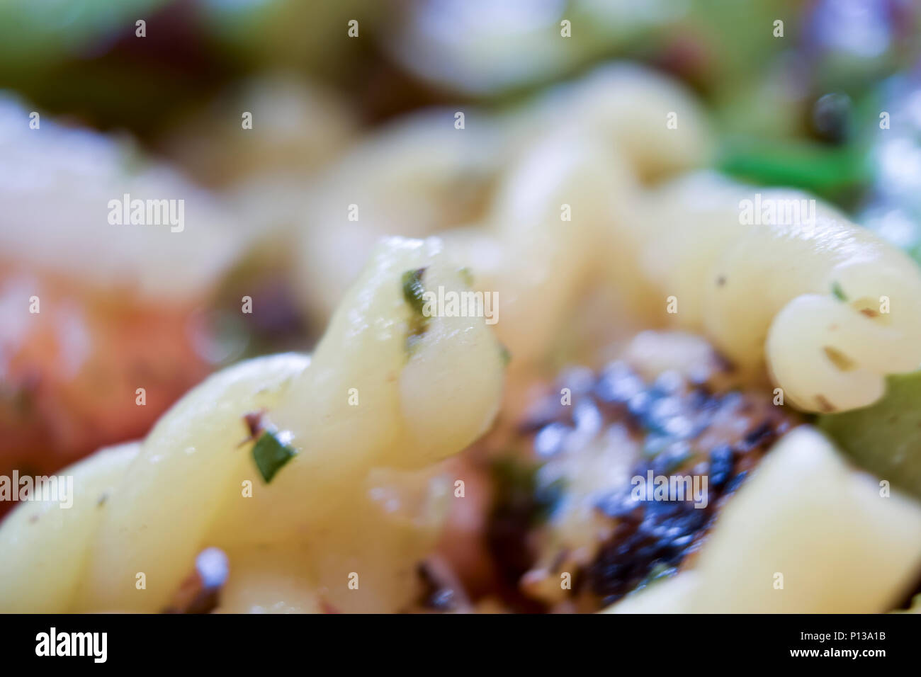 Extreme closeup Makro des strozzapreti geformte Nudeln mit Gemüse Stockfoto