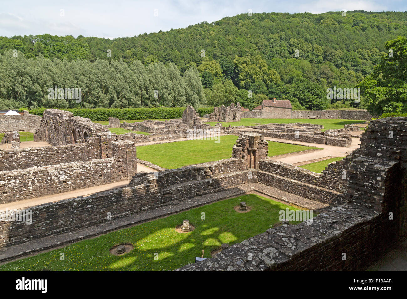 Tintern Abbey, Wales, am Ufer des Flusses Wye. Von Walter de Clare, Herr von Chepstow, am 9. Mai 1131 gegründet. Die 2 Zisterzienserabtei in Großbritannien. Stockfoto