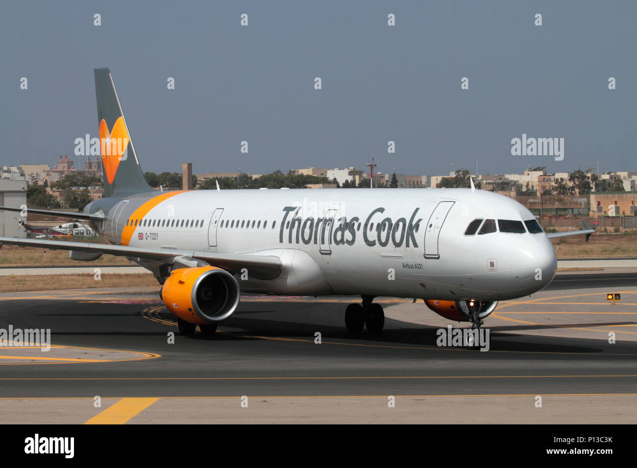 Thomas Cook Airlines Airbus A321 Passenger Jet Flugzeug bei der Ankunft in Malta das Rollen. Stockfoto