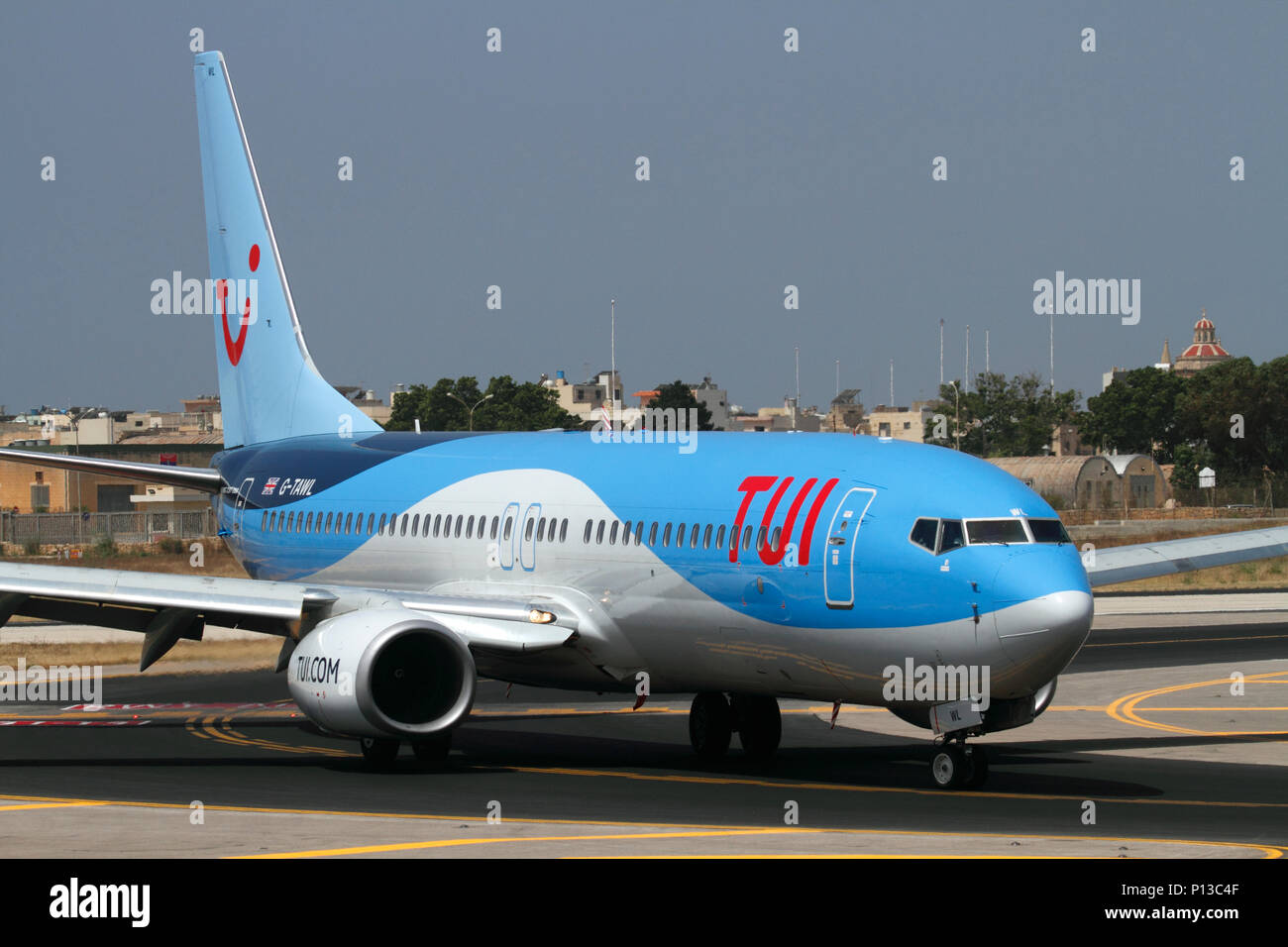TUI Airways Boeing 737-800 Passenger Jet Flugzeug bei der Ankunft in Malta das Rollen. Reisen und Tourismus. Stockfoto