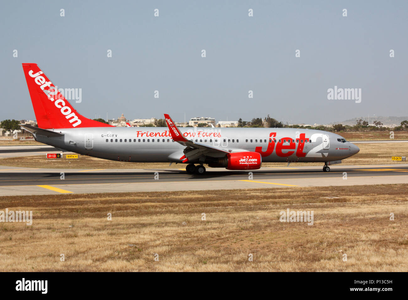 Boeing 737-800 (737 NG oder Next Generation) Flugzeug der britischen Low Cost Airline Jet2 bei der Ankunft in Malta das Rollen. Budget Air Travel. Stockfoto