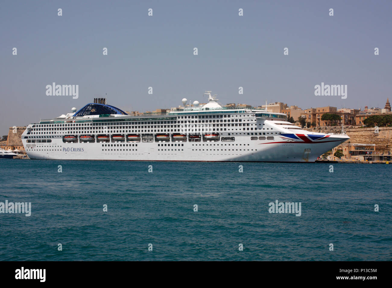 Die P&O Cruises cruise ship Oceana, der durch die Wände von Valletta in Malta Grand Harbour. Reisen und Tourismus in das Mittelmeer. Stockfoto