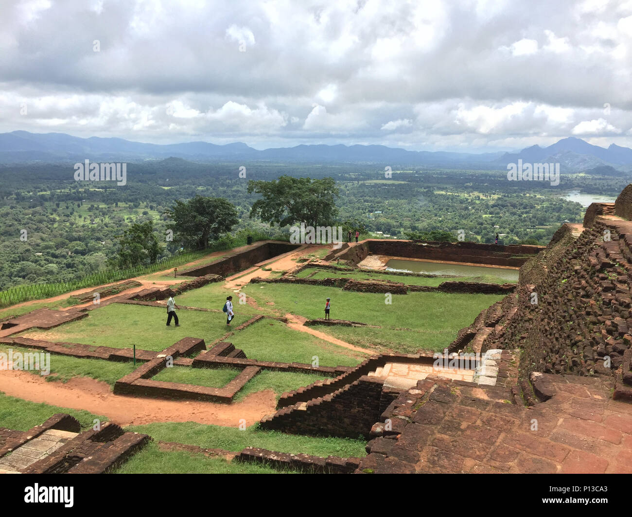 Panoramablick auf den Wald und die Ruinen von King's Palace vom Gipfel des Sigiriya Lion Rock Festung in Sri Lanka Stockfoto