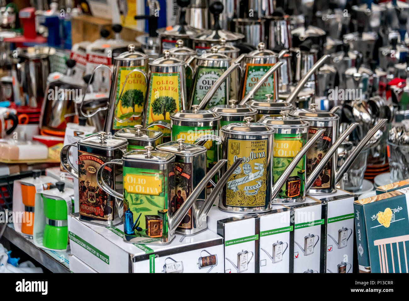 Ziemlich Olivenöl Container auf dem Campo de Fiori im freien Markt in Rom, wo Käufer Olivenöl Proben schmecken kann, kaufen Geschenke, Souvenirs Stockfoto